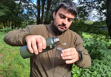 Tradiționalul însoțitor într-o îmbrăcăminte modernă