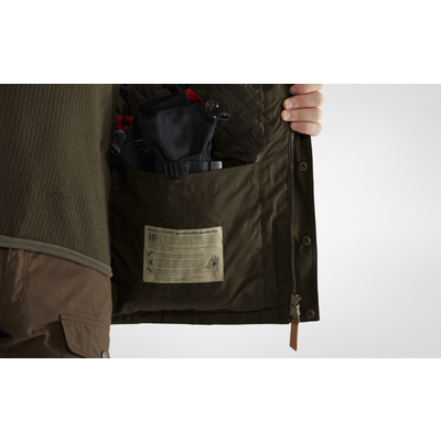 Pánska bunda fjällräven sörmland padded - dark olive - Sormland_Padded_Jacket_M_90700-633_L_DETAIL_FJR
