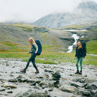 Dámske legíny fjällräven abisko patina green - square_Mood_SS22_Johan_Wennerstrom_Trekking_Nallo_DSC1460_EXP_2026-08-09