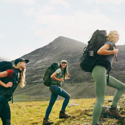 Dámske legíny fjällräven abisko patina green - square_Mood_SS22_Johan_Wennerstrom_Trekking_Nallo_DSC6764_EXP_2026-08-09